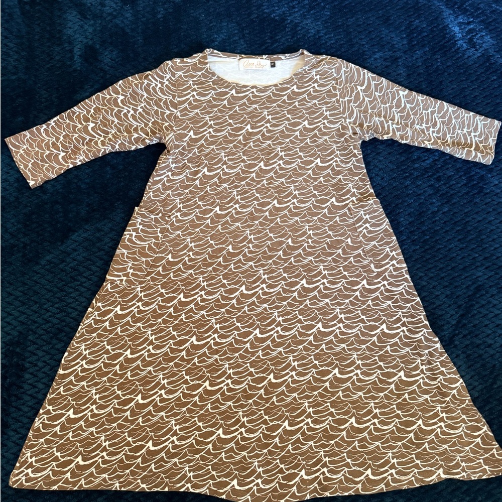 Ava Sky/Fighting Eel Brown and White Wave Dress